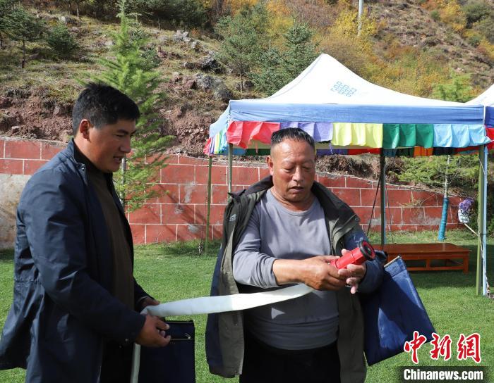 圖為護(hù)林員操作體驗(yàn)滅火裝備?！〔际猩窒乐ш?duì) 供圖