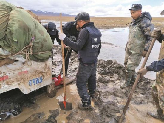 巡山途中車輛陷入泥坑。