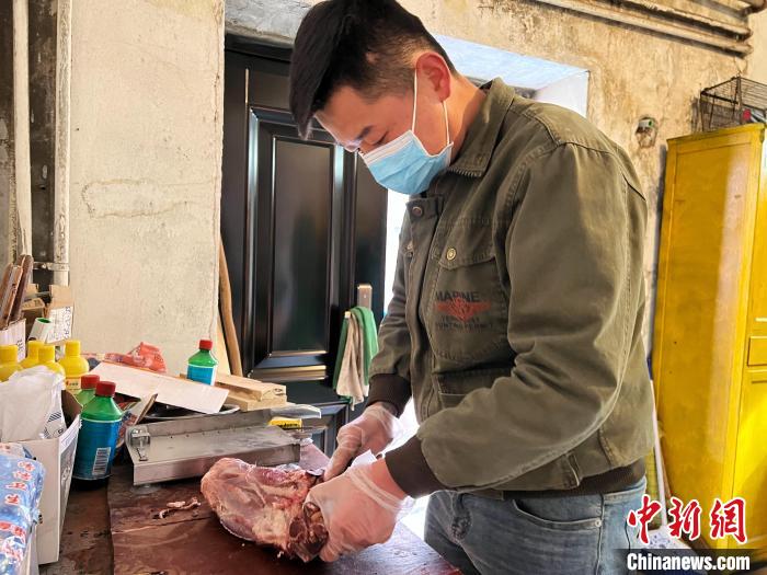 圖為雪豹“奶爸”史壽軍正在準備投喂雪豹的食材?！●R銘言 攝
