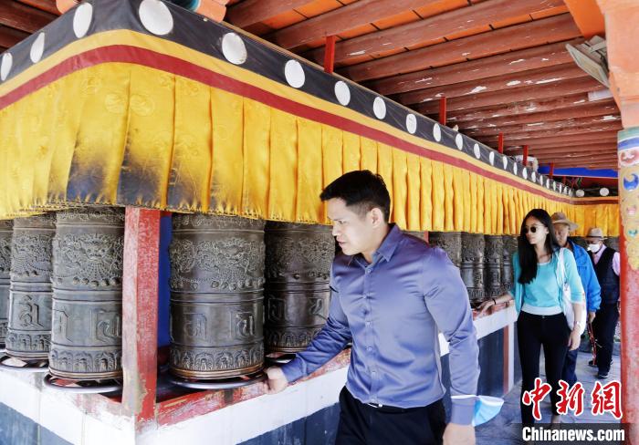 圖為外籍嘉賓體驗藏族傳統(tǒng)轉經(jīng)筒?！●R銘言 攝