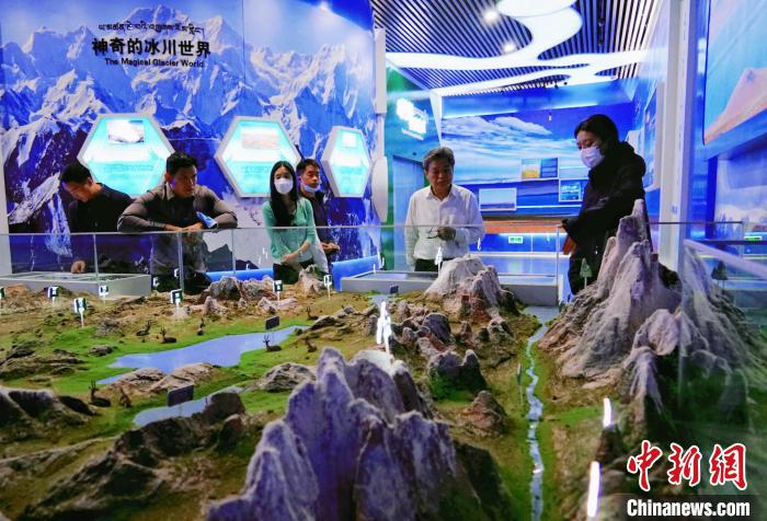 圖為中外嘉賓在玉樹州博物館內參觀?！●R銘言 攝
