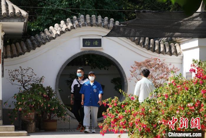 圖為市民在西寧園林植物園內(nèi)觀花賞景?！●R銘言 攝
