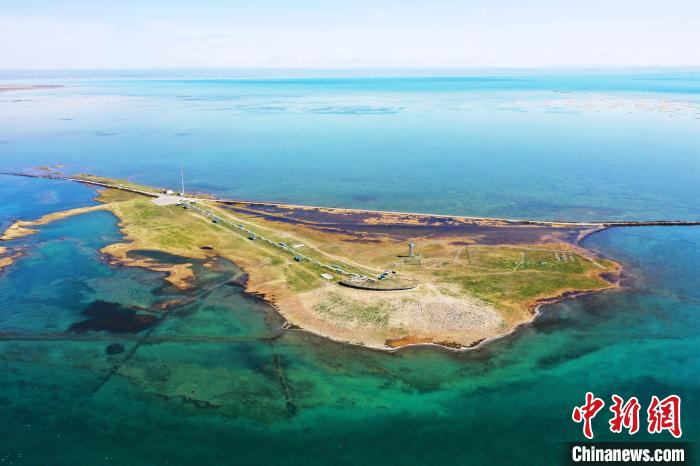 圖為無人機(jī)航拍青海湖?！≮w海梅 攝