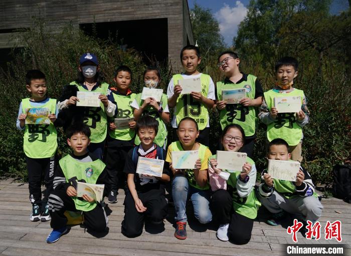 圖為小朋友展示學(xué)習(xí)成果?！●R銘言 攝