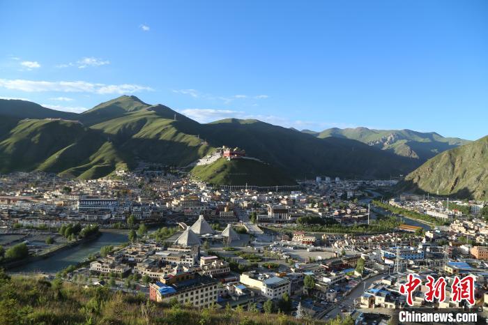 圖為航拍玉樹市?！∮駱涫形麄鞑抗﹫D
