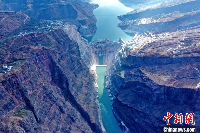圖為白鶴灘水電站大壩全景圖?！∷娝木止﹫D