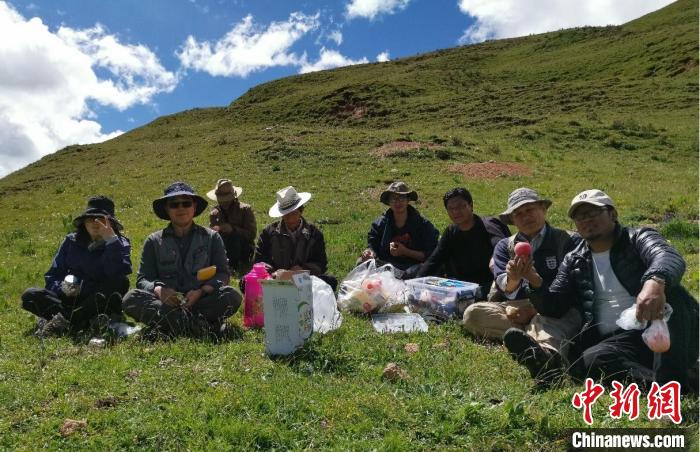 科研團(tuán)隊(duì)在熱魯盆地工作合影?！≈锌圃呵嗖馗咴?供圖