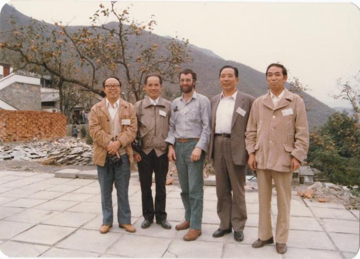 1987年早期脊椎動物國際研討會在中國舉行，劉玉海先生(右一)與中外同行專家合影?！avin Young(澳大利亞) 供圖
