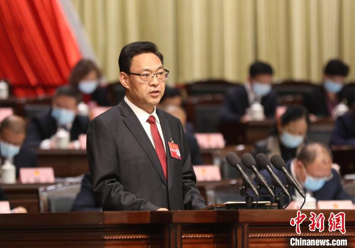 圖為青海省西寧市人民政府代市長石建平作政府工作報告?！∑钤鲚?攝