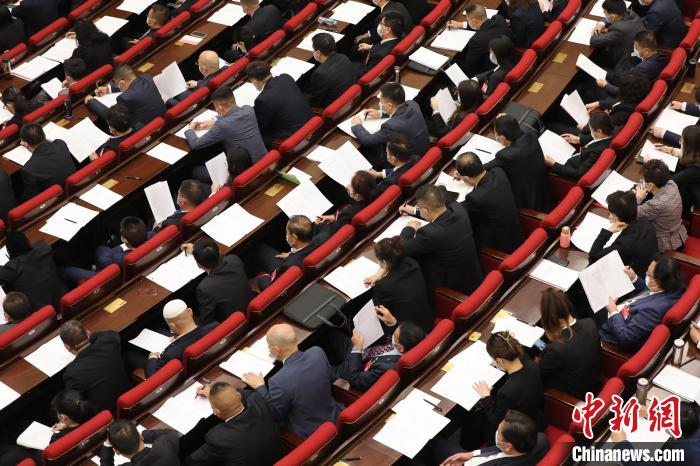 圖為會議現(xiàn)場，參會代表正在聽取政府工作報告。　祁增蓓 攝