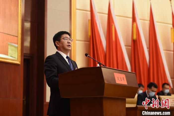 圖為青海省果洛州人民政府州長葉萬彬作政府工作報(bào)告。　　多杰昂秀 攝