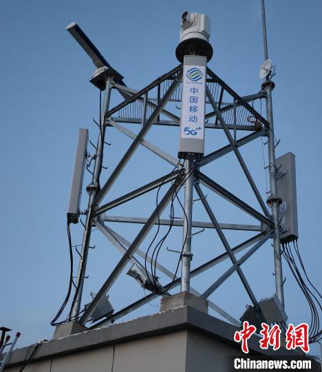 資料圖為建在龍羊峽湖區(qū)內(nèi)的5G基站。　青海移動(dòng)海南分公司供圖