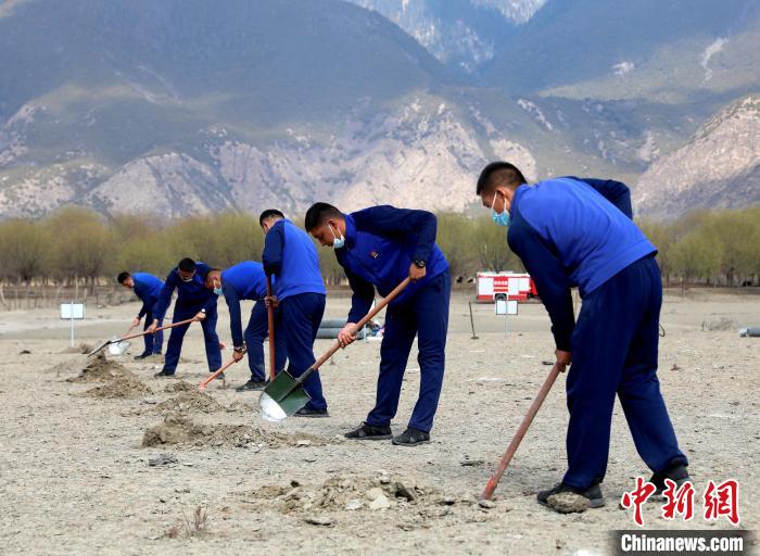 林芝市巴宜區(qū)森林消防中隊志愿服務(wù)隊正在揮鍬鏟土?！∥骼@拉翁 攝