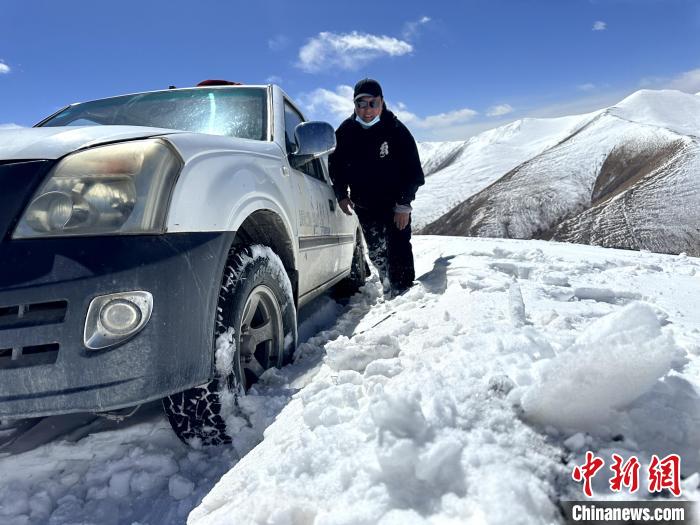 圖為生態(tài)管護(hù)人員準(zhǔn)備在雪地推車(chē)?！《“瓦_(dá)杰 攝