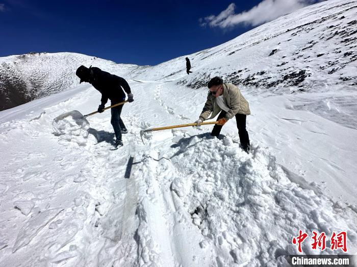 圖為生態(tài)管護(hù)人員在巡護(hù)道路上清雪?！《“瓦_(dá)杰 攝