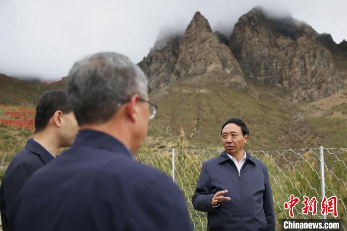 圖為西藏自治區(qū)人大常委會(huì)副主任、拉薩南北山綠化指揮部副總指揮江白(右)?！∝暣_ 攝