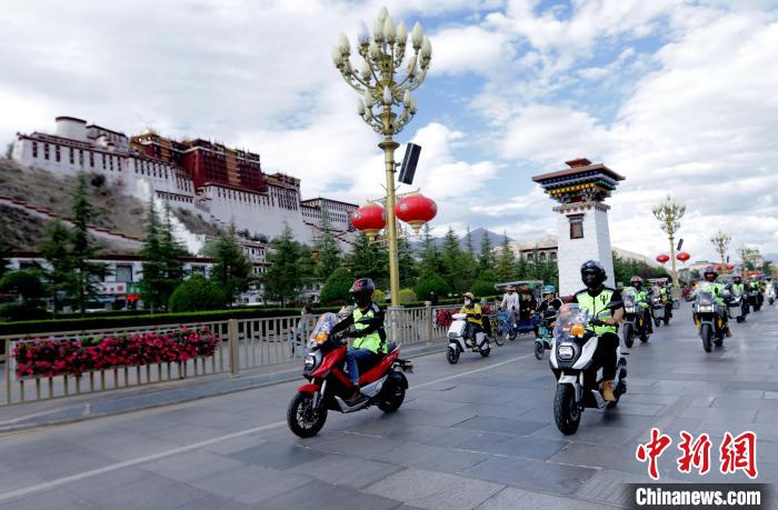 圖為2023年極地G219集結(jié)賽暨金卡納場地賽選手途經(jīng)拉薩布達(dá)拉宮?！∮文恋厍蚬﹫D