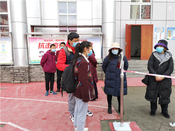 圖片默認(rèn)標(biāo)題_fororder_1、學(xué)生排隊(duì)進(jìn)入校園-攝影-左斌