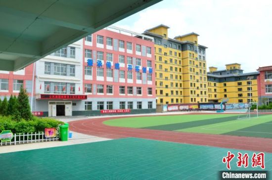 圖為化隆縣第一小學(xué)。　魯?shù)り枴z