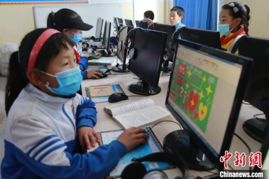 圖為鄉(xiāng)村學(xué)校少年宮的孩子們正在上電腦課?！〔抛尡尽z