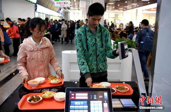 資料圖：某高校食堂學(xué)生在打飯。中新社記者 韓蘇原 攝