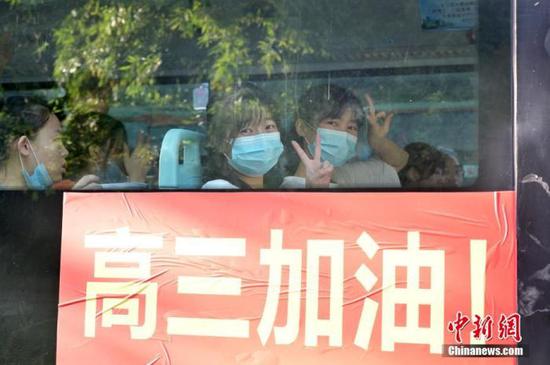 資料圖：2020年7月，廣西南寧沛鴻民族中學(xué)內(nèi)，高三學(xué)生乘坐高考專車前往考點(diǎn)。 中新社記者 俞靖 攝