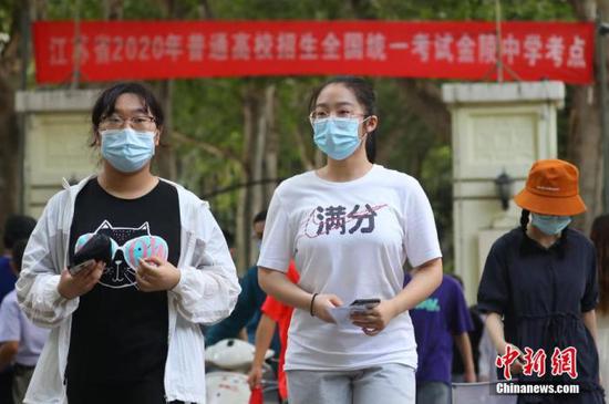 資料圖：2020年7月6日，江蘇南京一處考點，高考考生看完考場后走出考點。 中新社記者 泱波 攝