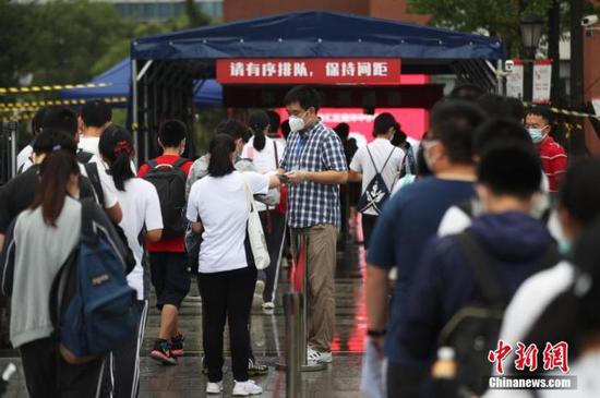 資料圖：2020年7月，上海考生步入高考考場。張亨偉 攝