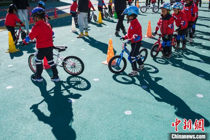 圖為拉薩市實驗幼兒園孩子們正在練習(xí)滑步車?！『闻罾?攝