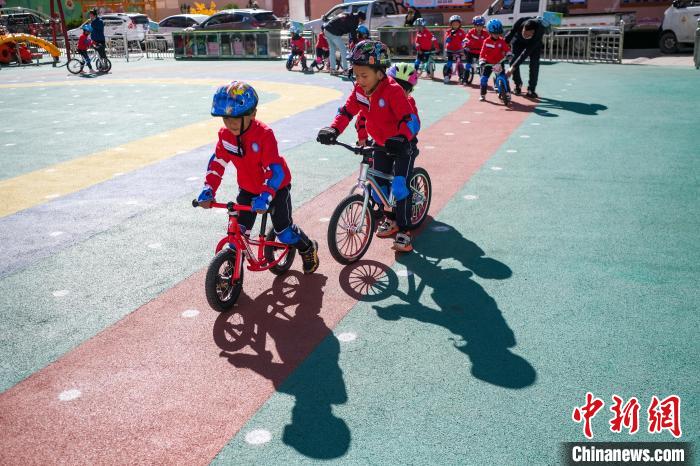 圖為拉薩市實驗幼兒園孩子們正在練習(xí)滑步車?！『闻罾?攝