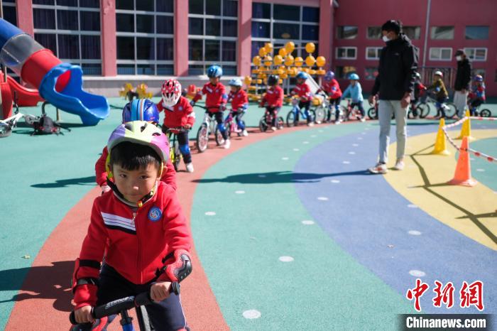圖為拉薩市實驗幼兒園孩子們在教練的指導(dǎo)下練習(xí)滑步車?！『闻罾?攝