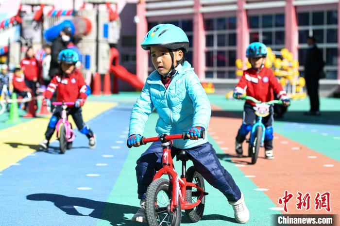 圖為拉薩市實驗幼兒園孩子們正在練習(xí)滑步車。　何蓬磊 攝
