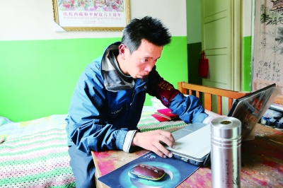 宋玉剛老師認(rèn)真地在電腦上查資料。西藏商報記者 盧明文攝影.jpg
