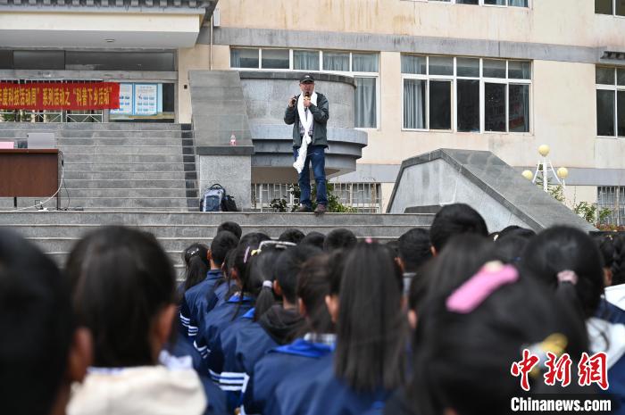 圖為西藏大學(xué)教授寧長(zhǎng)春為中學(xué)生授課?！≮w朗 攝