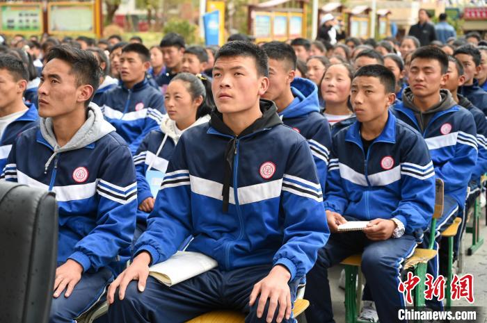 圖為昌都市第五高級(jí)中學(xué)學(xué)生參加授課?！≮w朗 攝