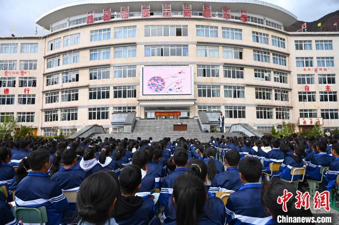 圖為昌都市第五高級(jí)中學(xué)全體學(xué)生參加授課?！≮w朗 攝