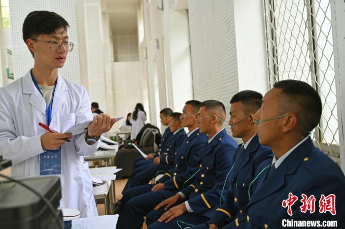 圖為研究團(tuán)隊(duì)成員登記消防員信息?！≮w朗 攝