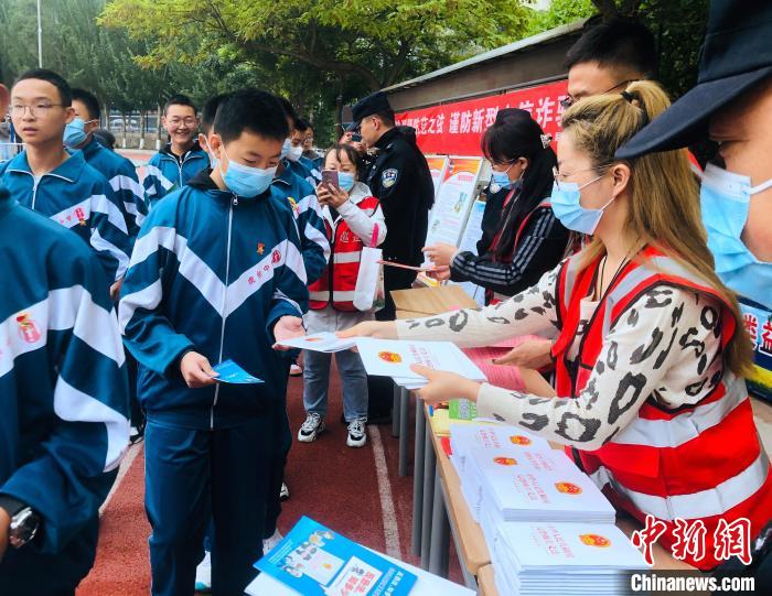 圖為西寧市法制宣傳進(jìn)校園?！∥鲗幨谐俏鲄^(qū)供圖