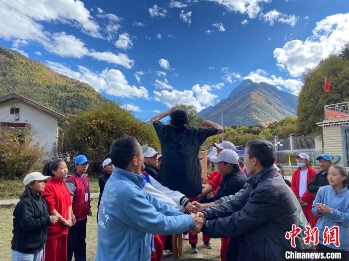 圖為學(xué)生們?cè)谖鞑匕退纱肭嗌倌昊顒?dòng)營(yíng)地開展趣味活動(dòng)。　西藏青少年實(shí)踐教育基地供圖