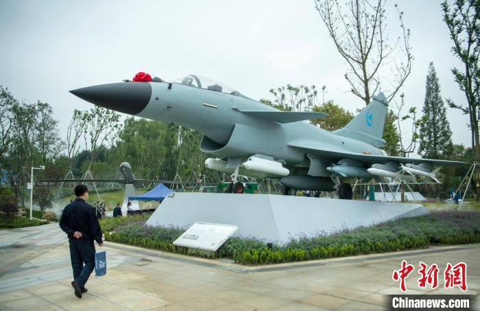 園林式戰(zhàn)斗機博物館內(nèi)展示的“殲10C”飛機?！⒅铱?攝