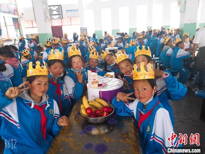 圖為加查縣安繞鎮(zhèn)小學(xué)學(xué)生集體過(guò)六一兒童節(jié)?！“怖@鎮(zhèn)小學(xué)供圖