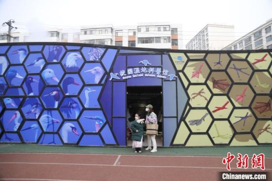 圖為西寧市第一中學(xué)濕地科普宣教館?！±罱瓕?攝
