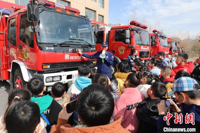 圖為消防員向小朋友們講解消防車?！铨埥?攝