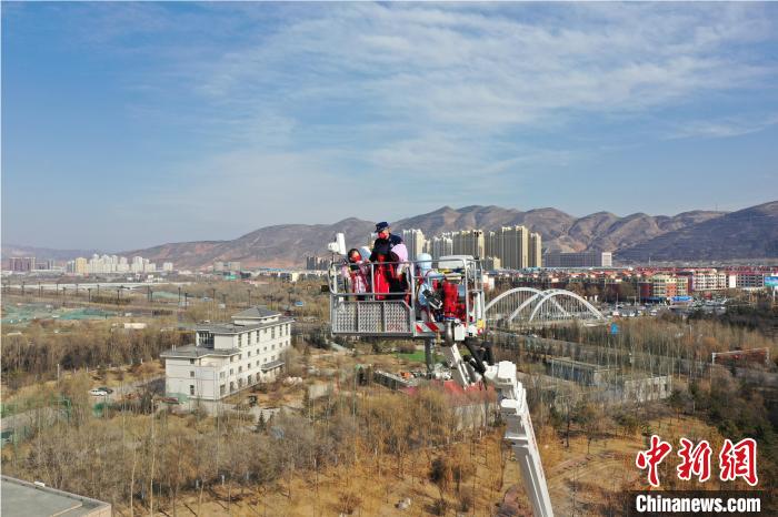 圖為小朋友在消防員的陪同下，體驗78米登高平臺消防車?！铨埥?攝