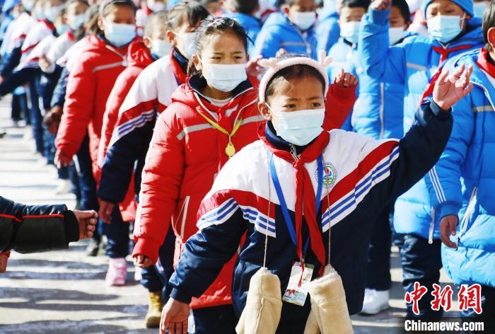 圖為學(xué)生跳起歡快的藏族舞蹈迎接新學(xué)期?！●R銘言 攝
