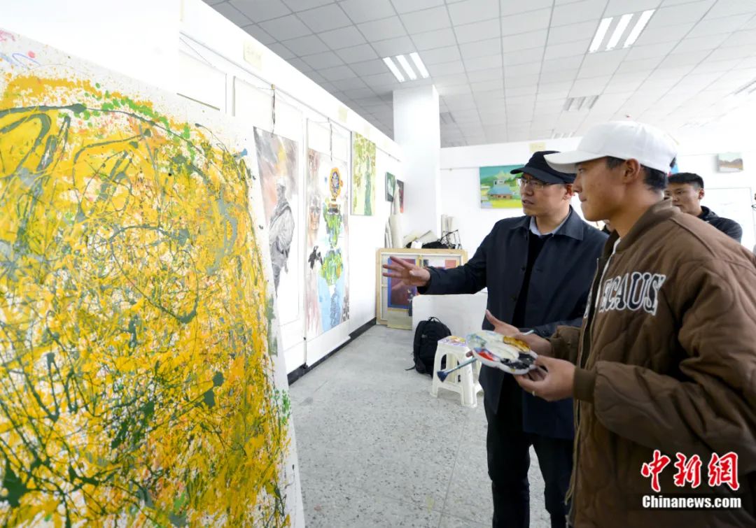 劉洋在課堂上指導(dǎo)學(xué)生繪畫技巧。<a target='_blank' href='/'><p  align=