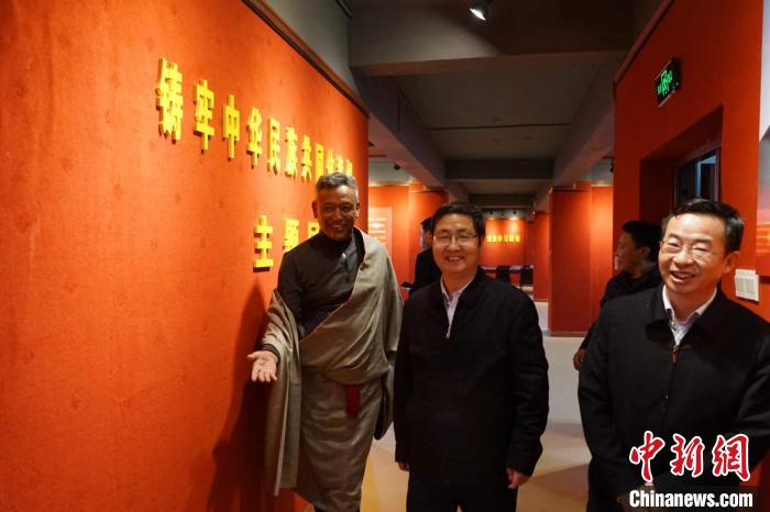 資料圖為參觀鑄牢中華民族共同體意識(shí)主題展。　胡貴龍 攝