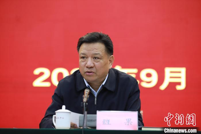 圖為青海省委常委、統(tǒng)戰(zhàn)部部長班果出席會議并講話?！『F龍 攝