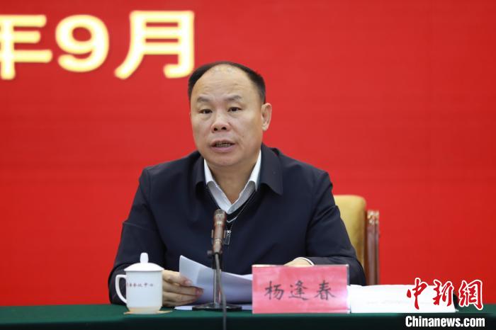 圖為青海省副省長楊逢春主持會議并講話。　胡貴龍 攝