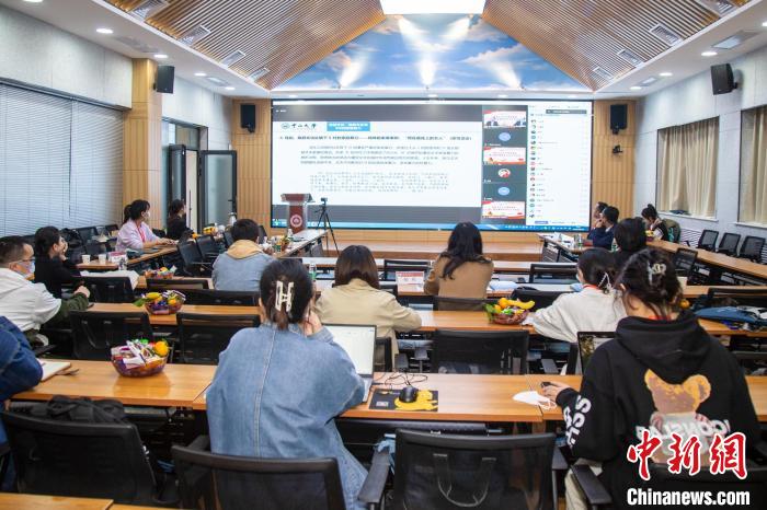 圖為論壇會議現(xiàn)場?！⊥瑬|放 攝
